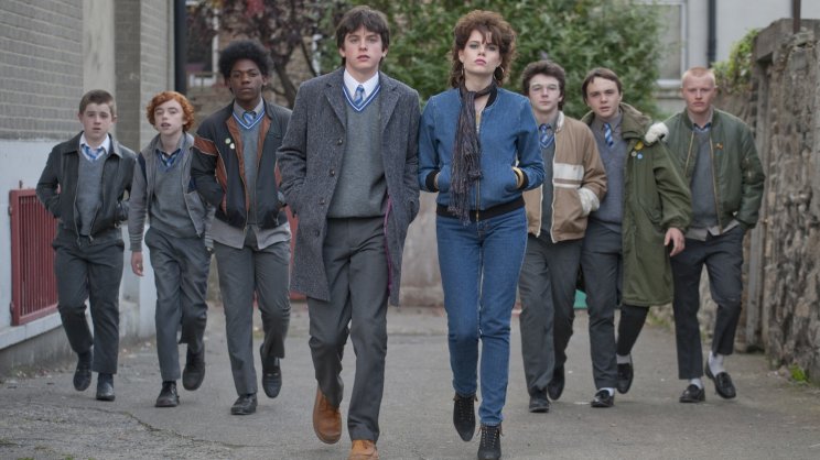A szemünk előtt elevenedik meg a 80-as évek Dublinja a Sing Streetben