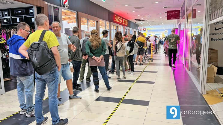 Hosszú sor kígyózott az első európai realme store megnyitóján