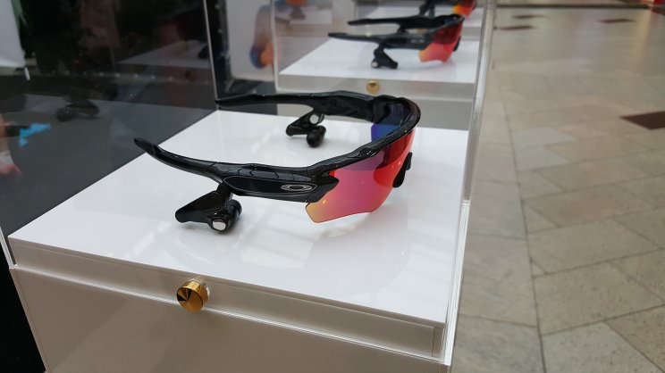 Itthon is bemutatkozott az Oakley és az Intel különleges szemüvege - 2. kép