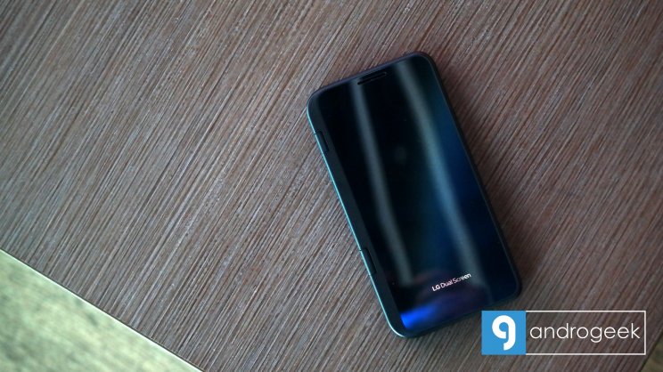 Az LG V50 ThingQ nem csak a gyártó első két kijelzős mobilja, hanem az első 5G-s is