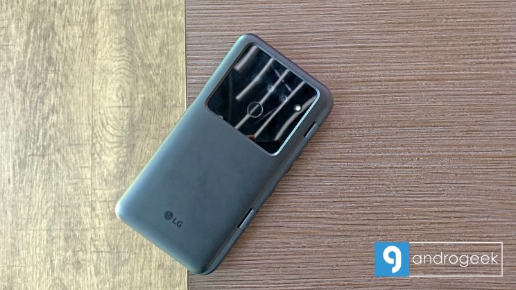 Hátul a 16MP szupernagylátószögű, 12MP normál látószögű és 12MP telefotó lencse