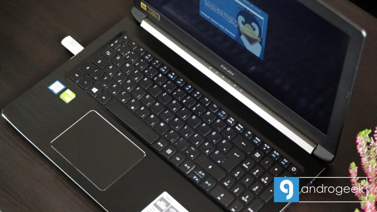Balra húzott, kényelmes trackpad és egy pici space