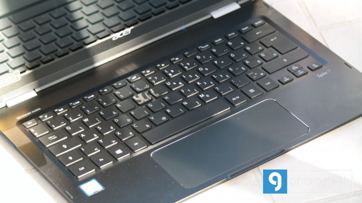 Óriási touchpad uralja a teret a billentyűzet alatt