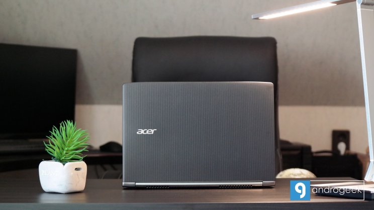 A borítás az utóbbi időkben megszokott Acer minőség