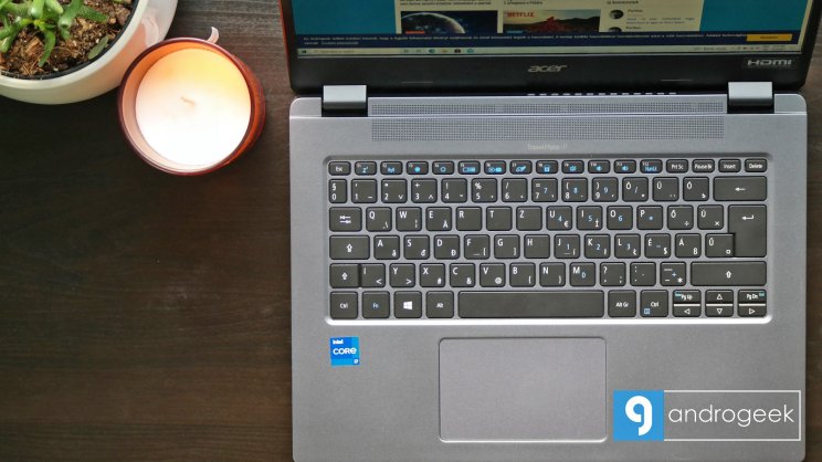 Kényelmesen használható billentyűzet, elfogadható méretű touchpad