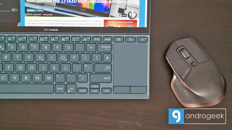 A szériára jellemző billentyűzet - touchpad elrendezést szokni kell, főleg balkezeseknek...