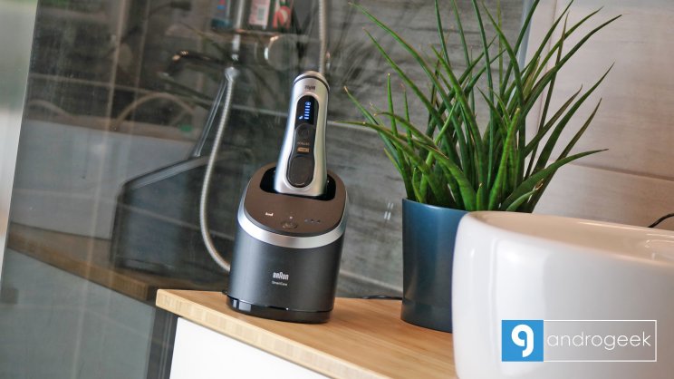 SmartCare Center nem csak tisztít, de a pengéket is élesen tartja, de közben tölt is
