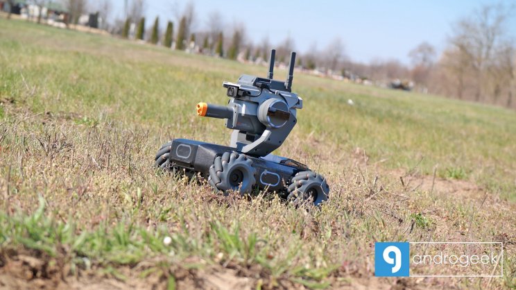 A DJI Robomaster S1 büszkén feszít a dzsindzsásban, de nem igazán oda való