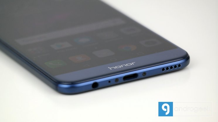 Az USB-C mellé a jack is befért a csomagba.