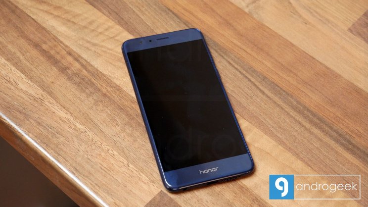 Picit csúszkál a kezünkben, ráadásul nagyon könnyű a Honor 8. Vigyázni kell rá.