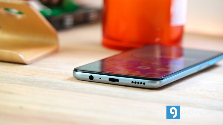 USB Type-C, 3.5mm-es jack és egyetlen hangszóró