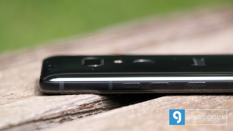 Ezek haptikus gombok, valójában nem tudjuk őket megnyomni
