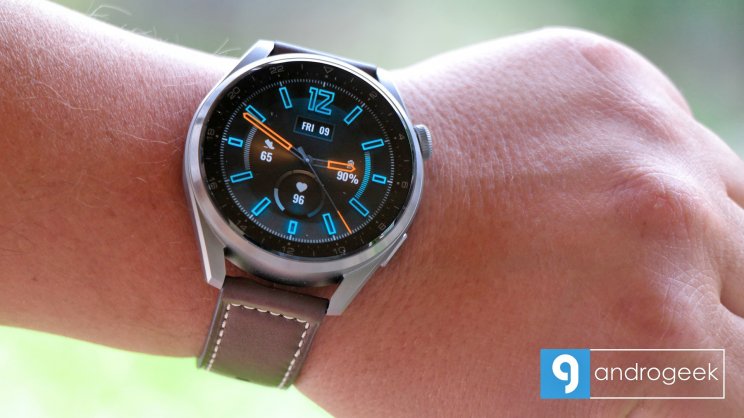 A Huawei Watch 3 Pro leginkább férficsuklóra való, de a normál verzió sem igazán nőies méret
