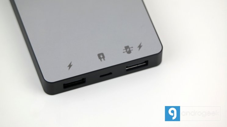 Egy bemenet, két kimenet, abból az egyik priority charging funkcióval
