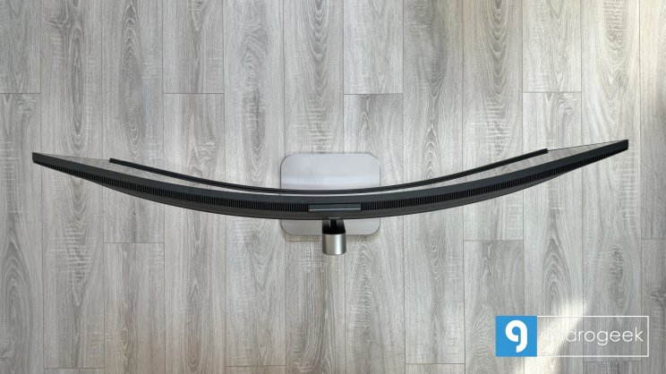 Az 1800R görbület tökéletes egy ekkora felülethez