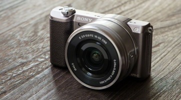 A világ legkisebb cserélhető objektíves fényképezője a Sonytól ? ?5100