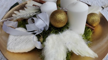 Arany -fehér adventi asztaldísz