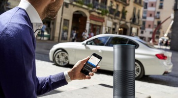 A garázsban álló BMW ajtaját is kinyitja az Amazon asszisztense