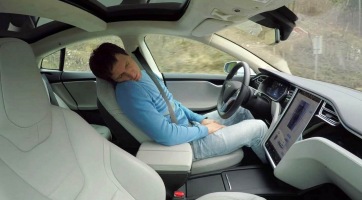 A jogosítványa bánta a Tesla sofőrnek, aki elaludt a volán mögött