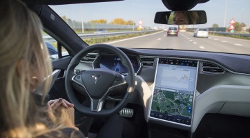 A Tesla állítólag azt tervezi, hogy más gyártóknak is kínálni fogja önvezető rendszerét