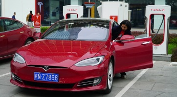 A Tesla feltalált egy elektromos autókba szánt akkumulátort, ami 1,6 millió kilométer után is működik