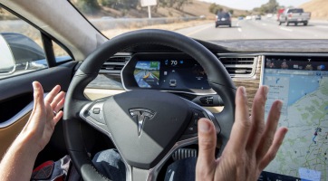 Komoly fejlesztést kaphat a Tesla önvezető módja