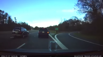 Nézd meg, hogy miként hárítja el a karambolt a Tesla intelligens autója