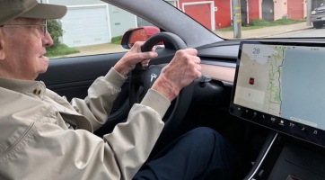 Ő a világ legidősebb Tesla tulajdonosa