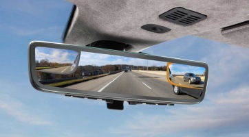 Olyan digitális visszapillantót fejlesztett az Aston Martin, amivel kiszűrhető a holttér