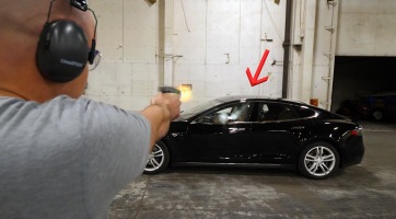 Valóban hatékony a Tesla golyóálló elektromos autója