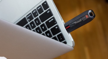 Ez ám a kiber-támadás: vírusos pendrive-okkal dobálóztak Ausztráliában!