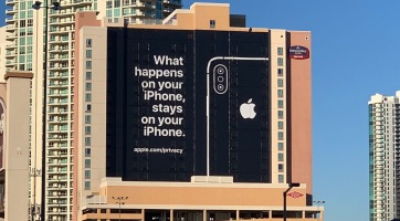 Óriásireklámmal szólt be az Apple a Google-nek és az Amazonnak