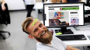 Több ezer pornóoldalt keresett fel a munkahelyéről, állami rendszereket sikerült megfertőznie