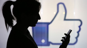 Több ezer új moderátort állít csatasorba a Facebook