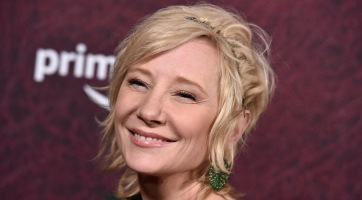 Autóbalesete után elhunyt Anne Heche színésznő