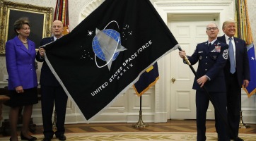 Megvan az Amerikai Űrhadsereg hivatalos zászlaja