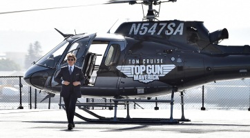 Tom Cruise stílusosan, saját helikopterével érkezett a Top Gun: Maverick premierjére