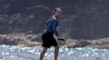 Zuckerberg túltolta egy kicsit a naptejet, azonnal született egy kazal mém róla