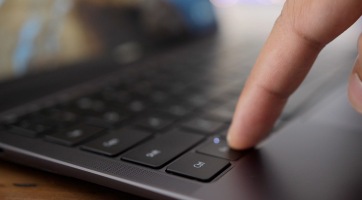 A billentyűzetbe integrálná az ujjlenyomat olvasót a Microsoft