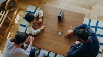 A jövő megérkezett: érintőkijelzővé varázsolja az asztalt a Sony Xperia Touch projektor