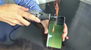 A Samsung Galaxy S8 aksija akkor sem robban, ha belefűrészelnek!
