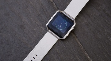 Az ünnepi szezonra készen lesz a Fitbit első okosórája