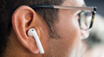 Drága? Fogkefére hasonlít? Lehet, de az emberek imádják az Apple AirPods fülhallgatót!