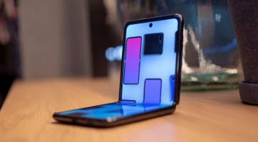 Duplán hajlítható kijelzőjű okostelefonnal készül a Samsung