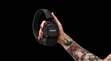 Egy töltéssel 80 óráig bírja a Marshall Major IV Bluetooth fejhallgató