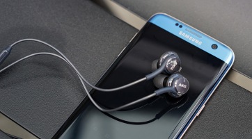 Felbukkant a Galaxy S8 mellé csomagolandó headset