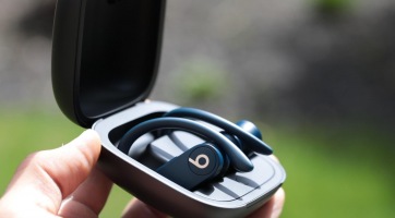 Hamarosan újabb vezeték nélküli füles érkezik az Apple-től