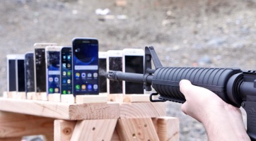 Így funkcionál golyóálló mellényként megunt mobiltelefonod!