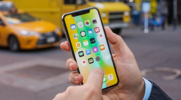 Itt egy kínai mobil, ami a nevét a Samsungtól, megjelenését az iPhone X-től lopta