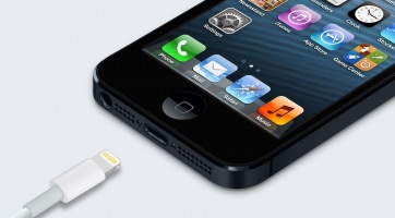 Karácsonyfaként világító töltőn dolgozik az Apple